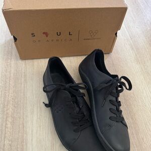 Vivo barefoot Black Leather Sneakers